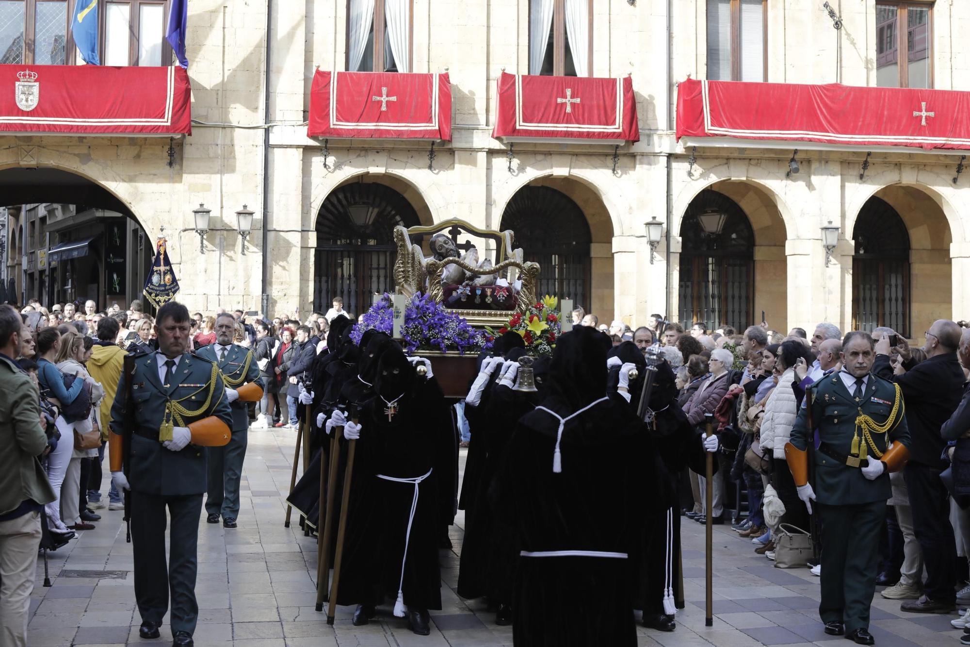 La procesión intergeneracional del Santo Entierro emociona Oviedo