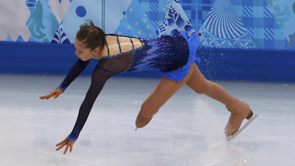 Yulia Lipnitskaya cae sobre el hielo