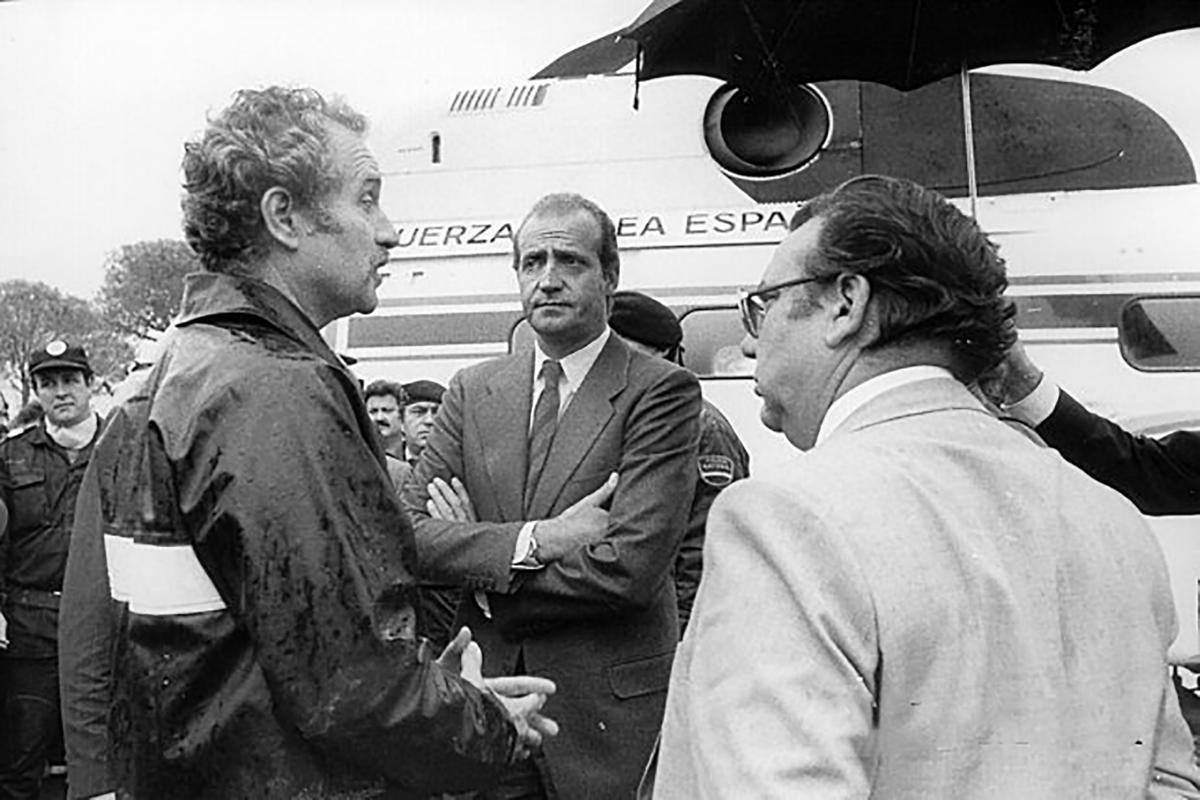 Alzira 1982. Dos días después de la rotura de la presa de Tous, los Reyes visitaron Alzira para mostrar su apoyo a los damnificados. En la foto aparece Juan Carlos I acompañado del entonces alcalde, Francisco Blasco, y del presidente del Consell, Enrique Monsonís.