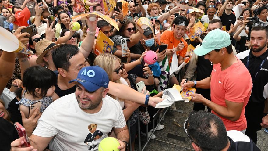 Miles de aficionados arropan a Nadal en Brisbane