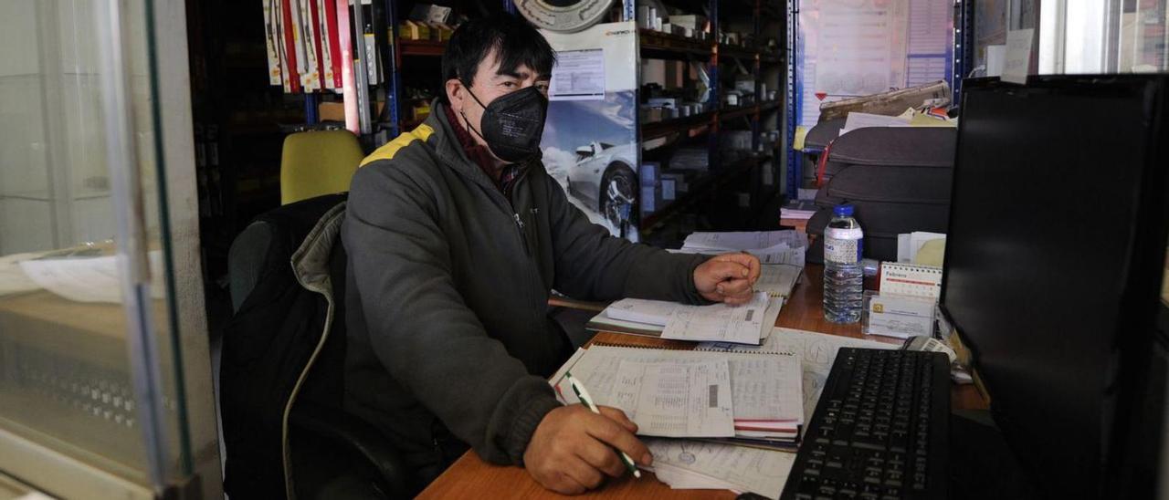 Un trabajador de un taller de Lalín, a oscuras durante el apagón del miércoles. |  // BERNABÉ/JAVIER LALÍN