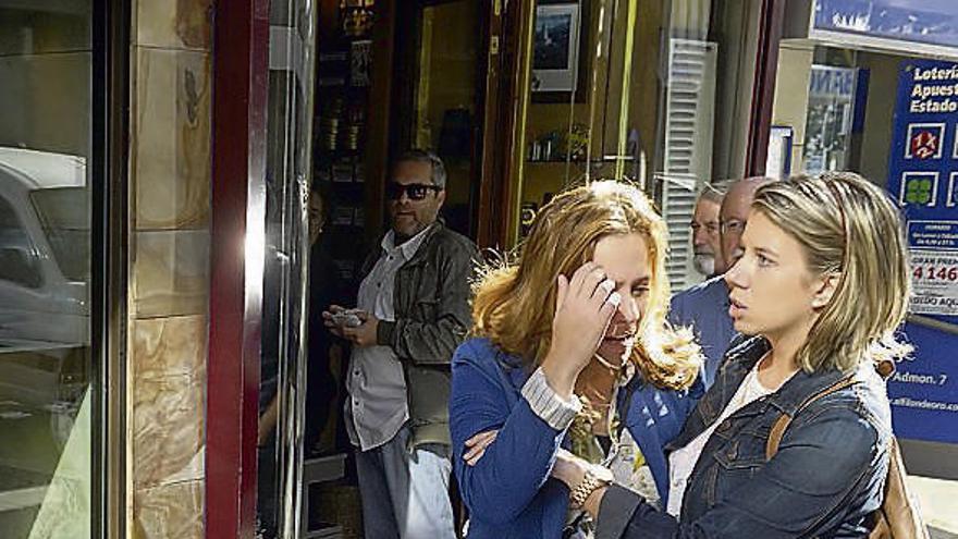 Dos mujeres afligidas ante la joyería asaltada.