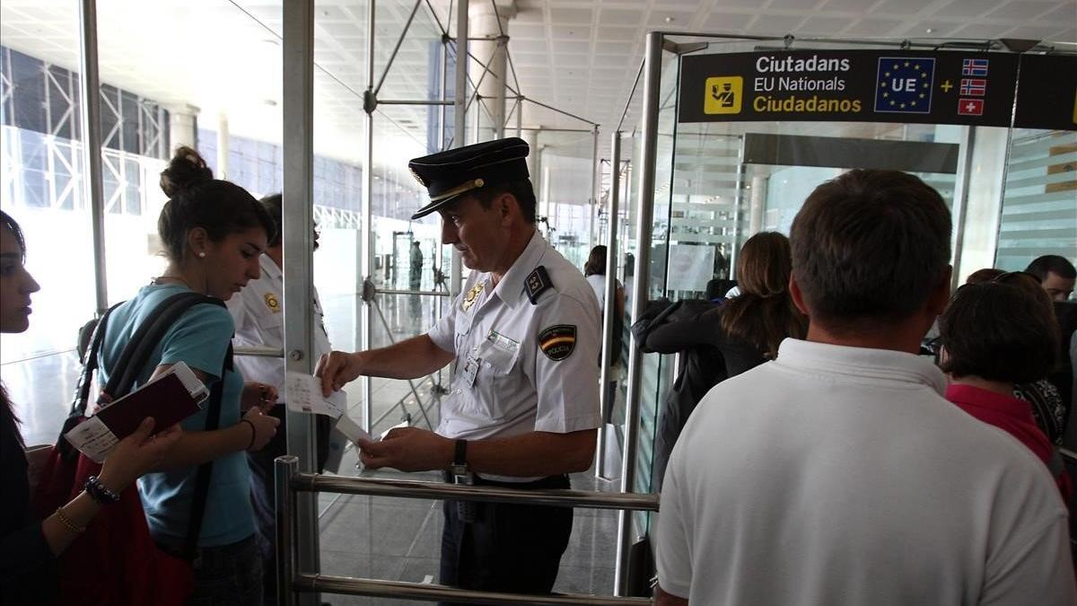 Agentes de la Policía Nacional en el aeropuerto de El Prat