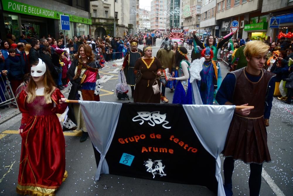 El desfile de comparsas llena las calles de la ciudad de disfraces, colores y buen humor.