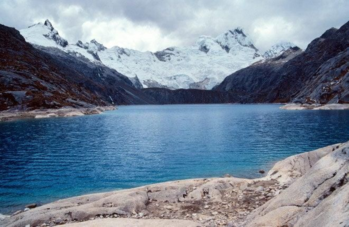 Lago glaciar en los Andes peruanos.