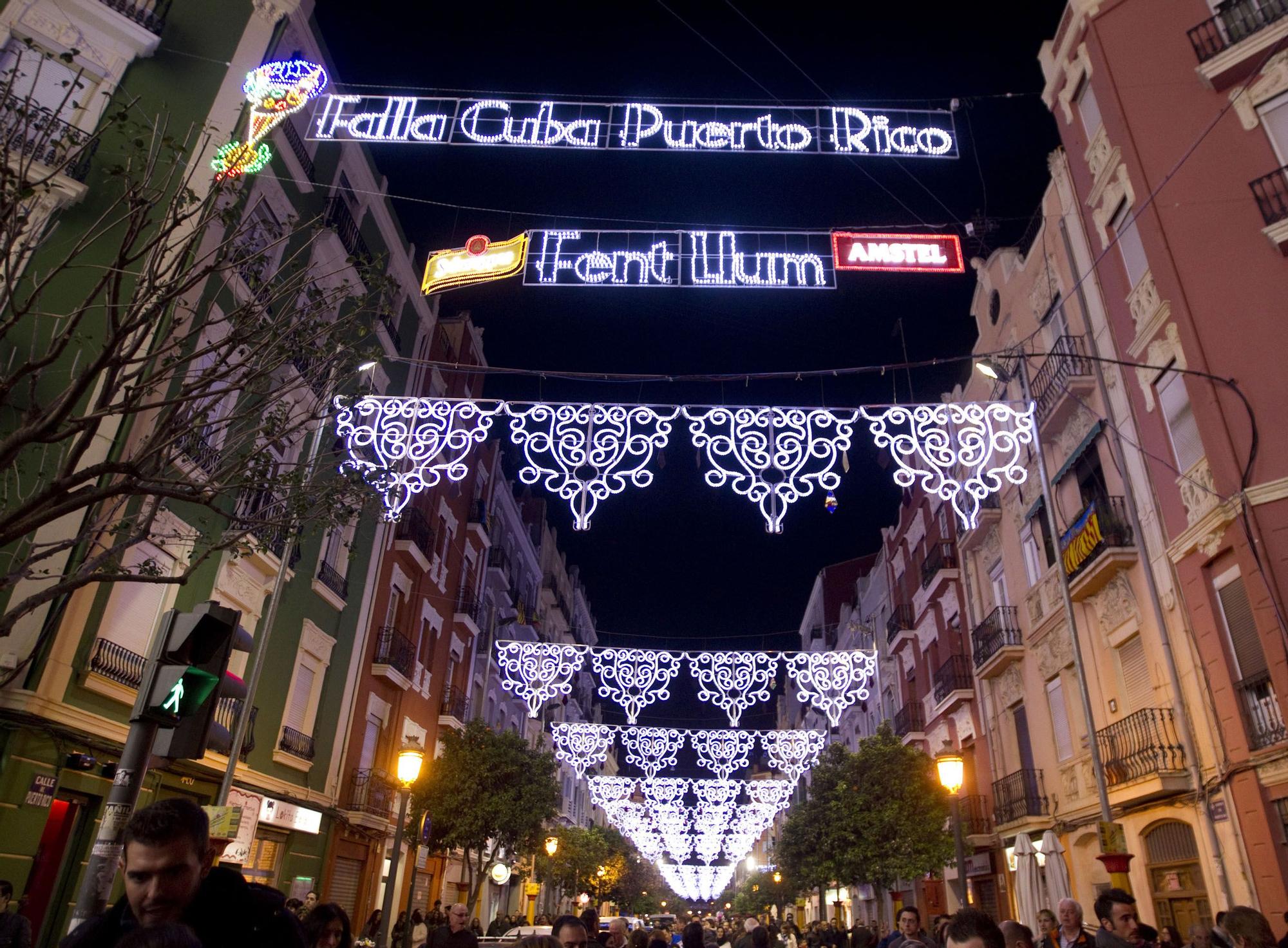 Galería nostálgica de las calles iluminadas en Fallas (2010-2020)