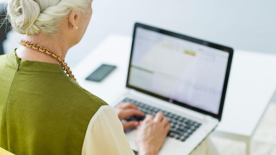 Se enamora a los 82 años por Internet, abandona a su hijo y entrega 100.000 en Costa de Marfil: &quot;Hago lo que quiero con mi dinero&quot;