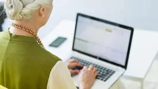 Se enamora a los 82 años por Internet, abandona a su hijo y entrega 100.000 en Costa de Marfil: "Hago lo que quiero con mi dinero"