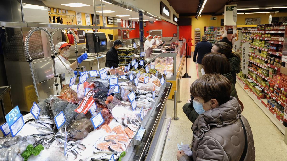 Clientes en un supermercado de Lalín.