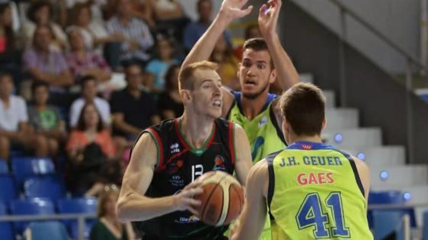 Lucas, pívot del Palma, ante el Estudiantes en el Ciutat de Palma.