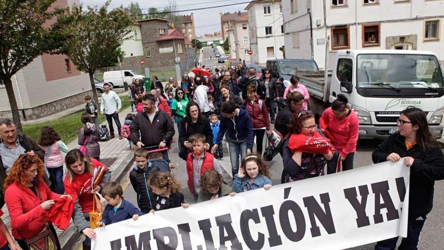 Participantes en una de las últimas movilizaciones para reclamar la ampliación del colegio Alfonso Camín y el Instituto de Roces.