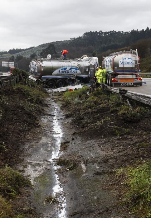 Un accidente en la "Y" provoca varios kilómetros de atasco  en dirección Oviedo