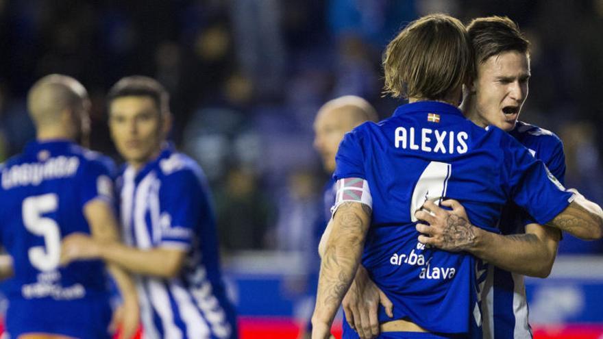 Vigaray y Ruano se felicitan tras logra el pase el Alavés.