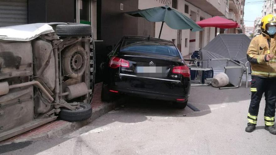 Una colisión entre dos vehiculos en Torrevieja acaba con uno empotrado en la terraza de un bar