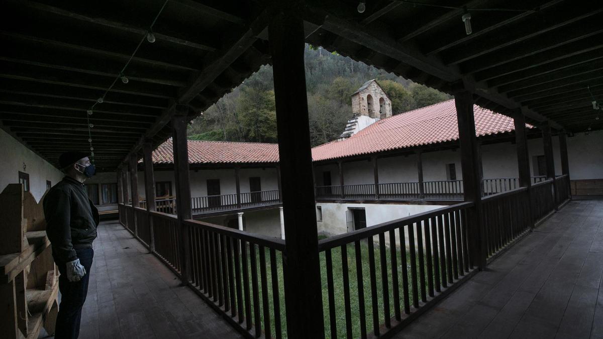 El claustro del monasterio de Bárcena, en Tineo. | MIKI LÓPEZ