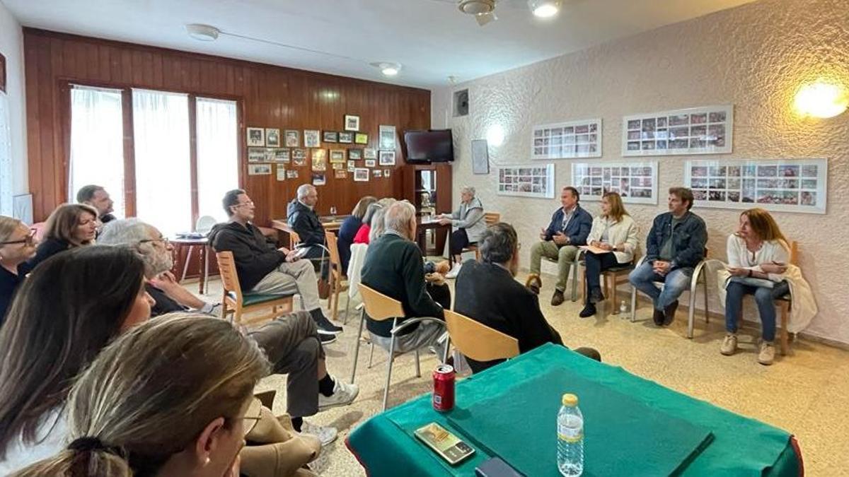 Susana Marqués, en la reunión con los vecinos de la urbanización de Montornés, Las Palmas y La Parreta.