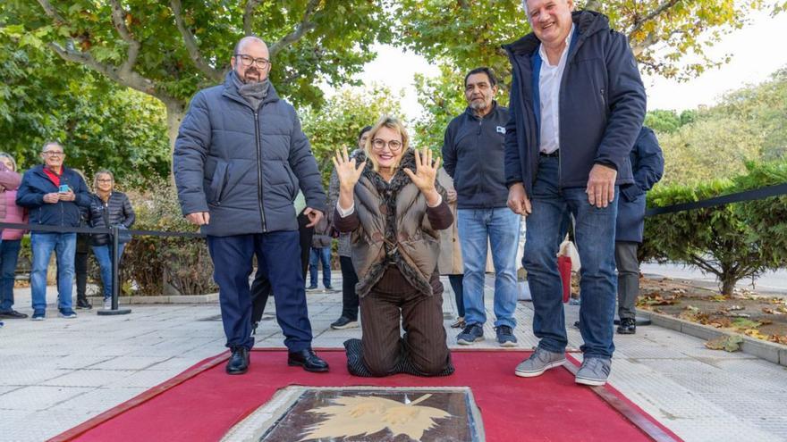 La soprano Ainhoa Arteta dejas su huella en el Paseo de las Estrellas de Cariñena. | ROSS LECCA/ AYTO. CARIÑENA