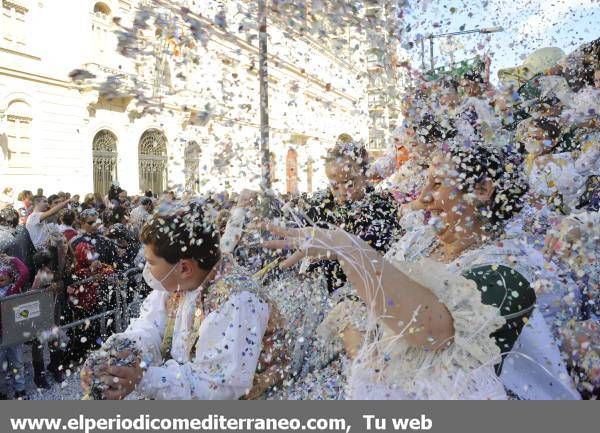 GALERÍA DE FOTOS - El Coso Multicolor inunda de confeti Castellón