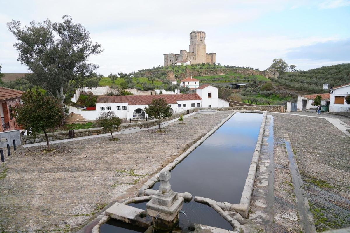 Vista del Castillo de Belalcázar desde el casco urbano del pueblo.