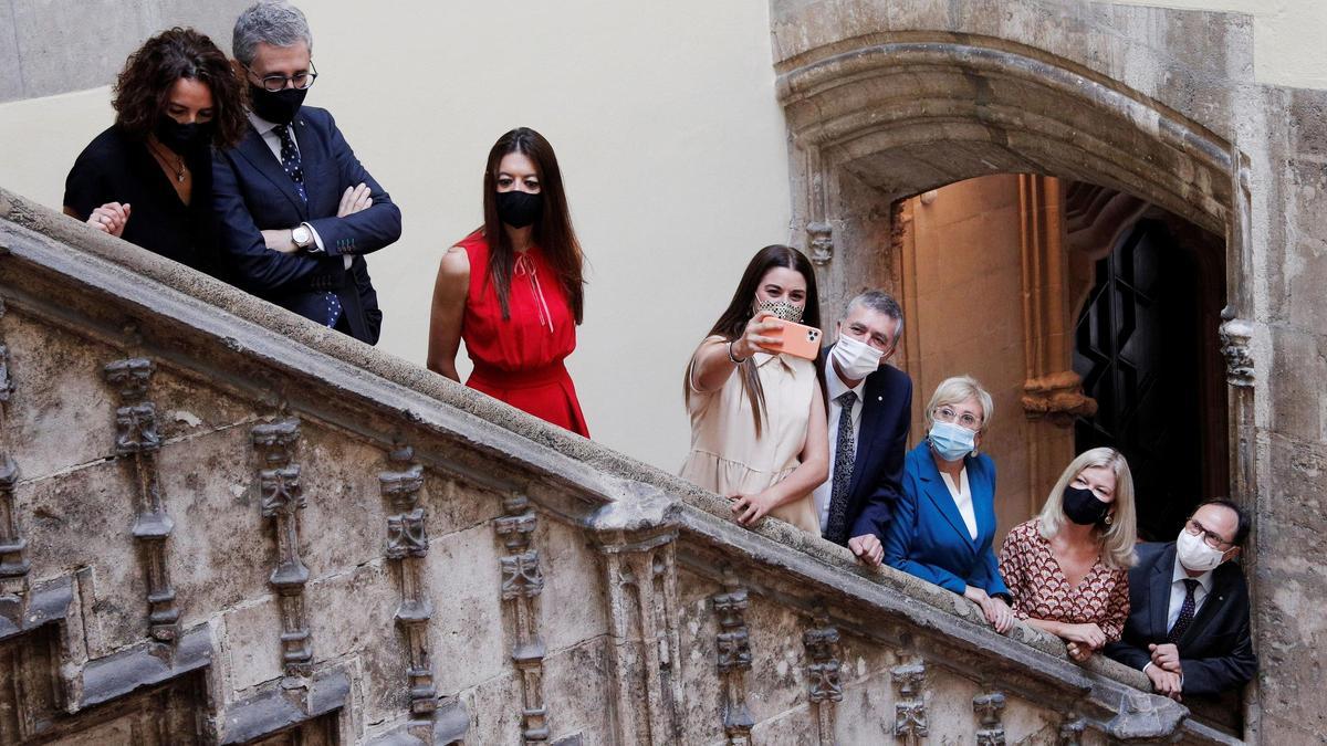 Los miembros del Consell aguardan en las escaleras del Palau de la Generalitat