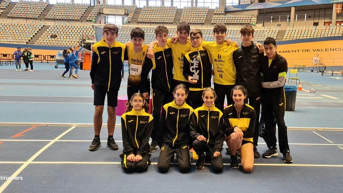 Los cadetes del CA Safor Teika con el trofeo junto a sus compañeras