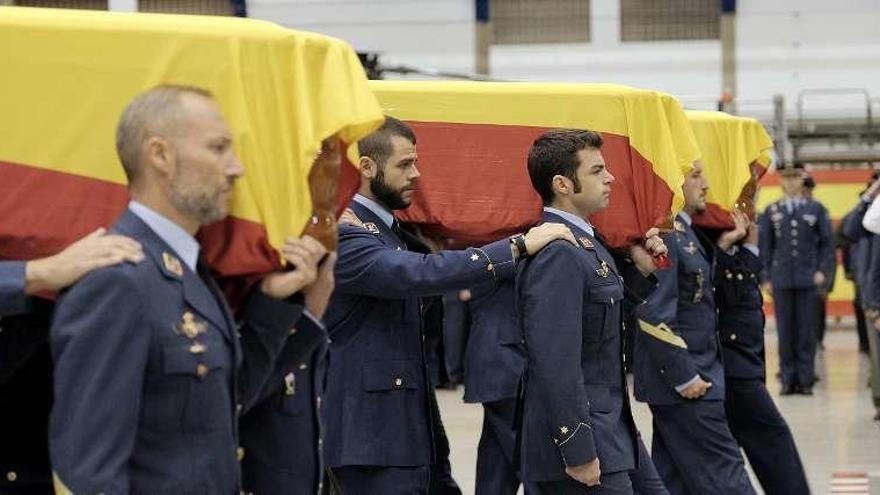 El funeral por los tres militares fue en Gando (Gran Canaria). // Efe