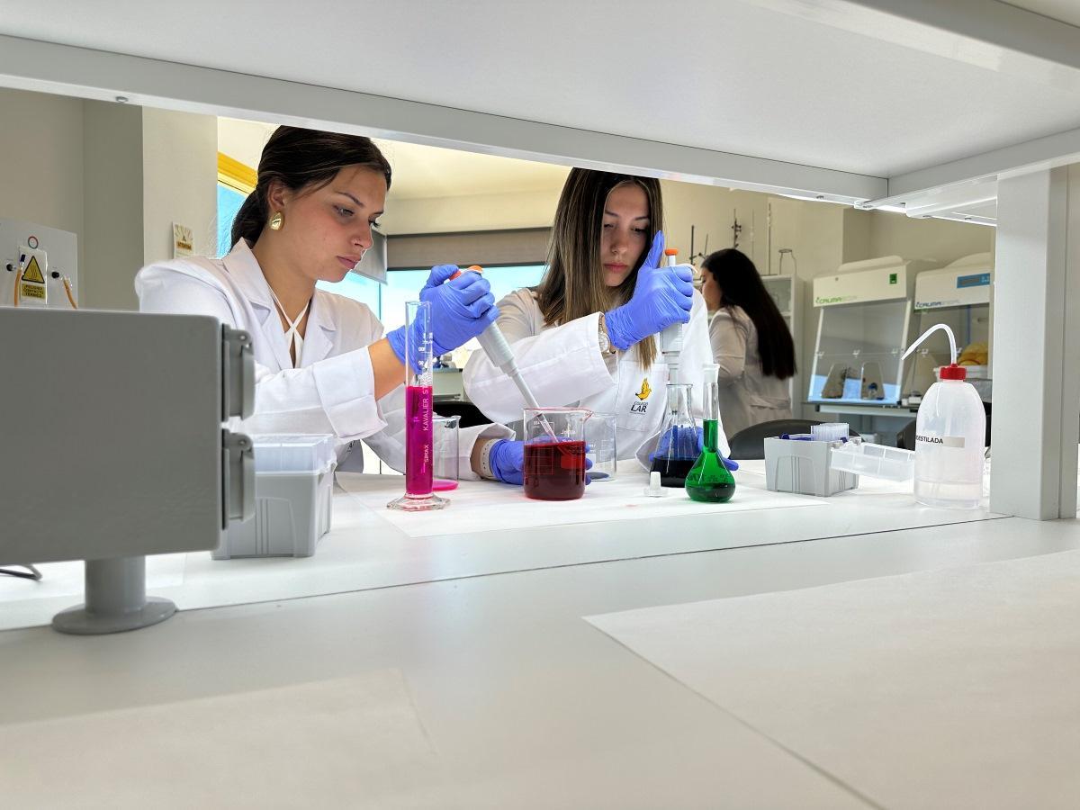 El Colegio Lar dispone de un laboratorio de biología molecular, un aula técnica de citodiagnóstico y otras instalaciones punteras.