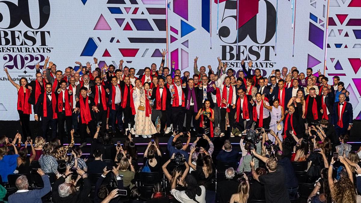 Foto de familia de los premiados en la gala celebrada por The 50 World’s Best Restaurants. | FOTOS: THE 50 WORLD’S BEST RESTAURANTS / DAVE BIRD