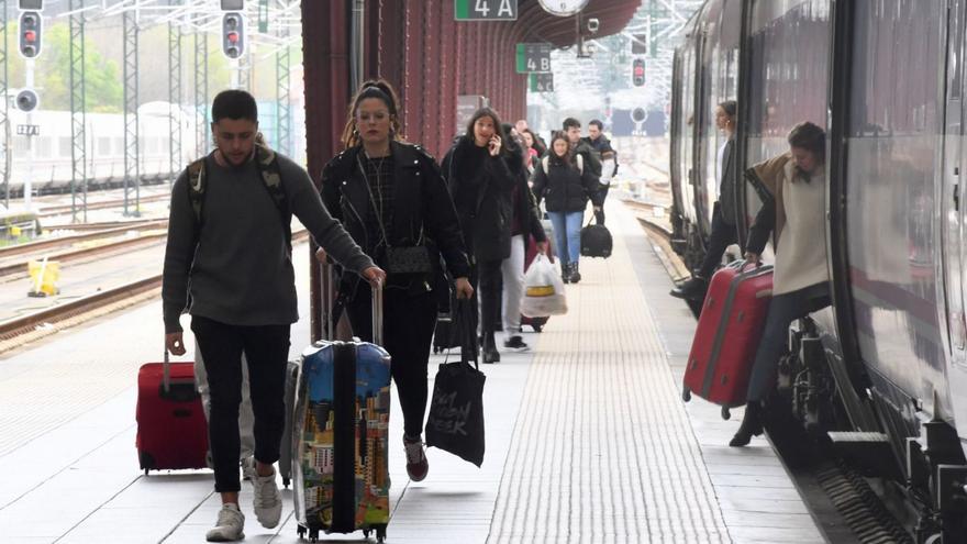 Viajeros bajando de un tren en la estación de A Coruña. |   // CARLOS PARDELLAS