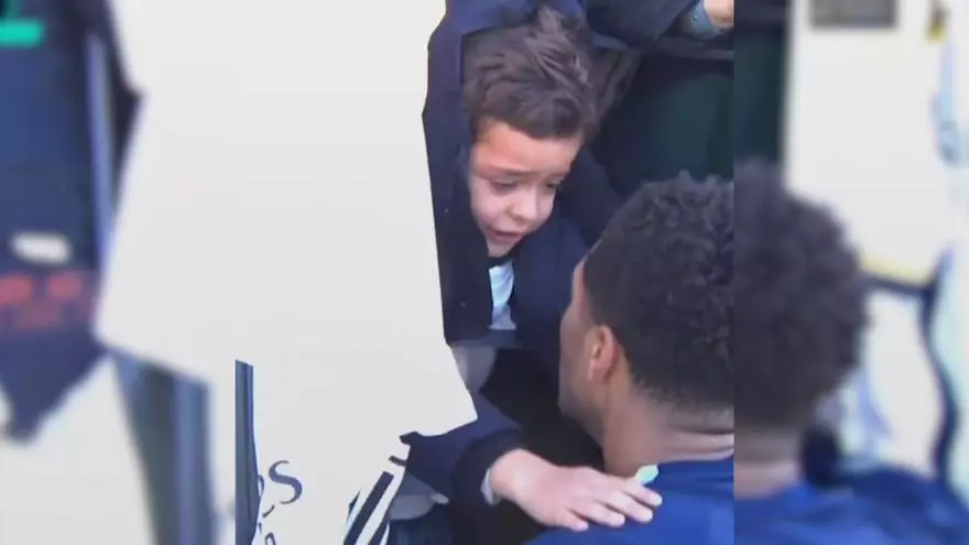 El bonito gesto de Bellingham con un niño el día de Nochevieja