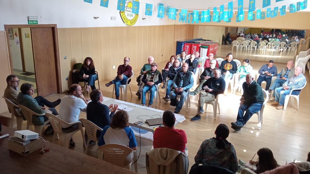 La asamblea anual de "Asoleyar" celebrada este domingo en la Asociación de Vecinos de Santa Bárbara.