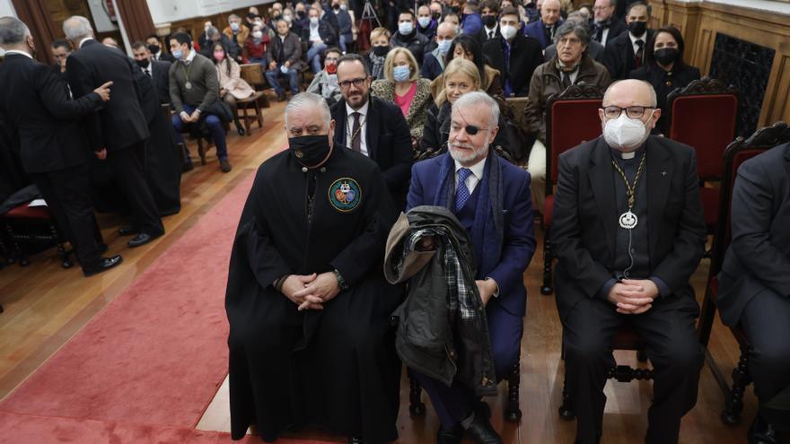 EN IMÁGENES: Así fue el pregón de Semana Santa de la Hermandad de los Estudiantes en Oviedo