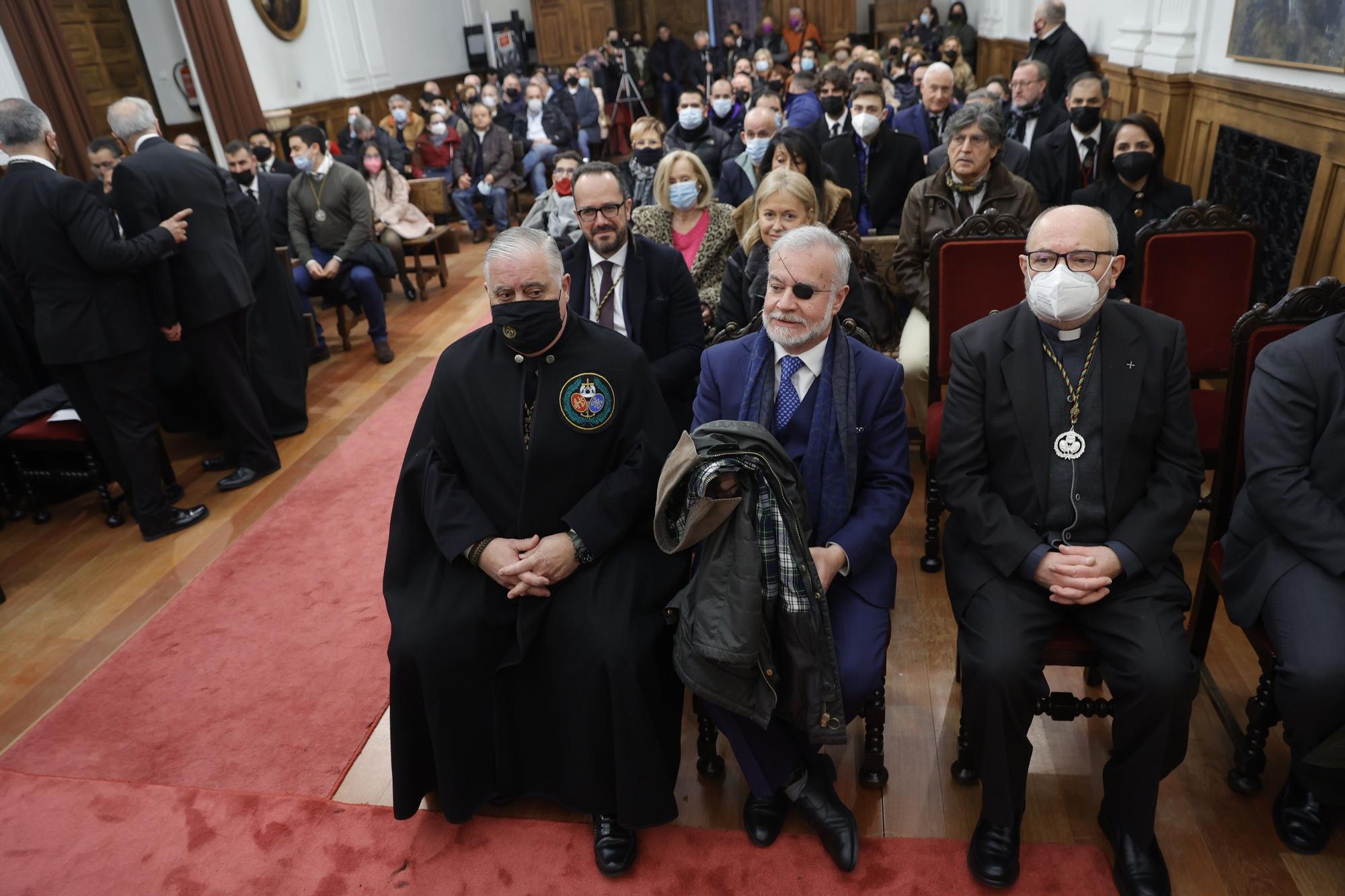 EN IMÁGENES: Así fue el pregón de Semana Santa de la Hermandad de los estudiantes en Oviedo