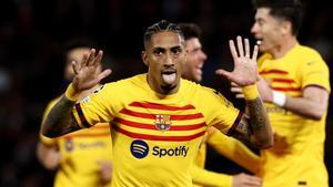 Raphinha celebra su gol, que era el 0-1 del Barça al PSG en el Parque de los Príncipes.