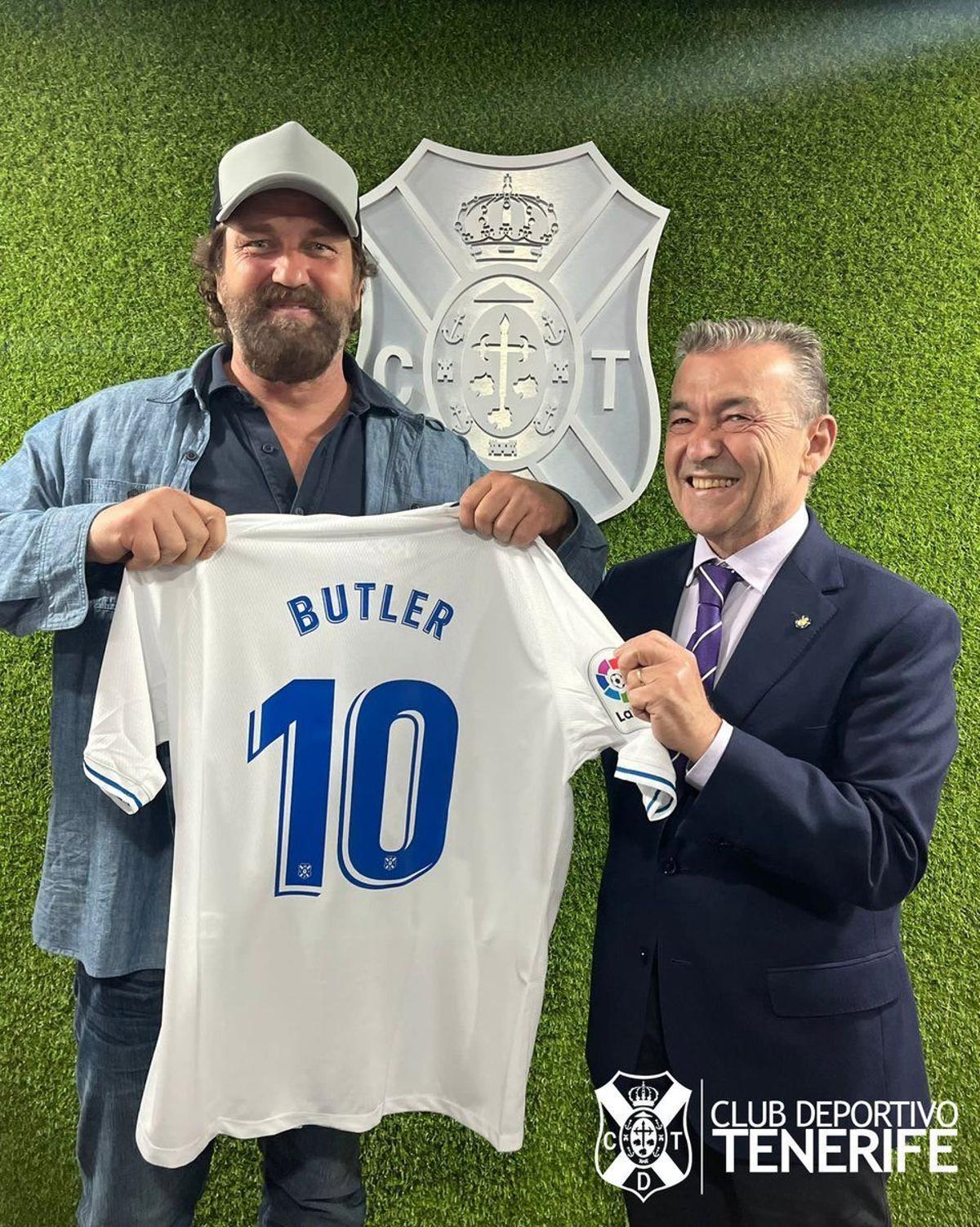 El presidente del CD Tenerife, Paulino Rivero, entrega una camiseta del club al actor Gerad Butler.