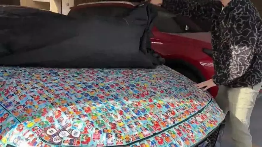 Un creador de contenido chileno cubre su coche nuevo con cromos del Mundial