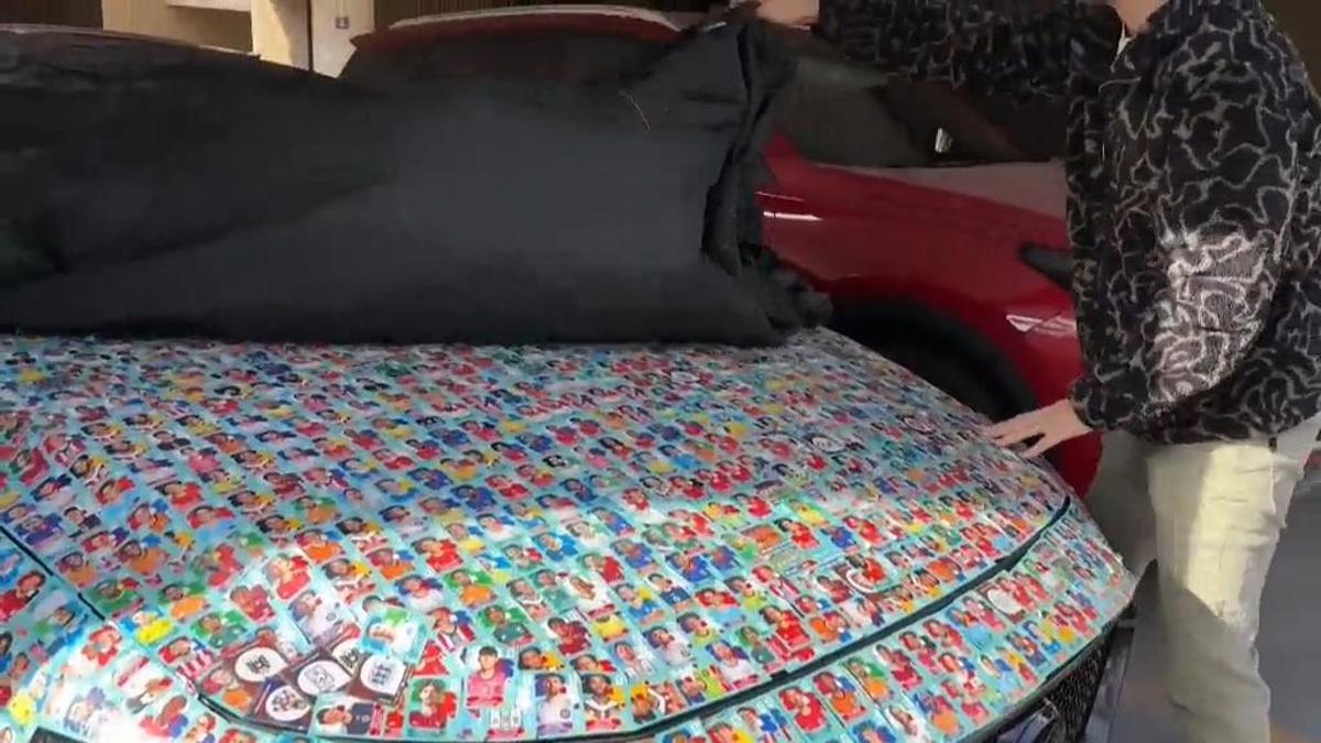 Un creador de contenido chileno cubre su coche nuevo con cromos del Mundial