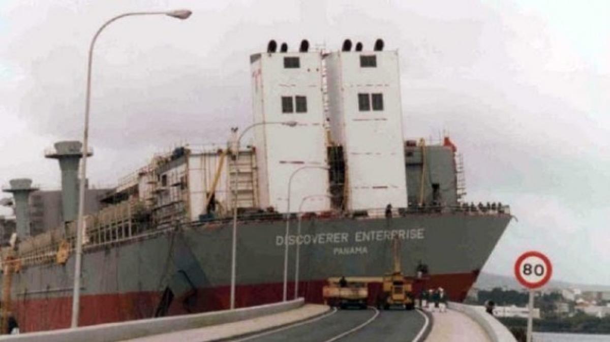 El Discoverer Enterprise se empotró contra el puente de As Pías el 13 de enero de 1998