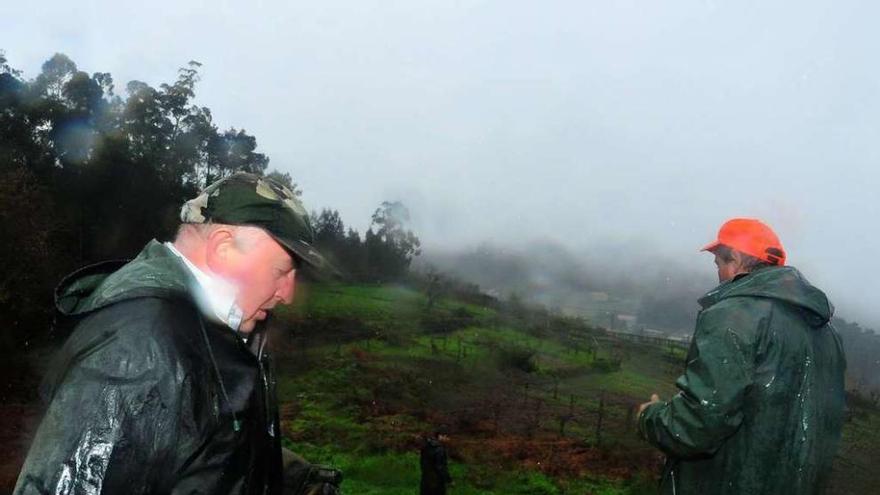 Batida de cazadores en San Cibrán (Meaño) sin armas debido a la niebla. // Iñaki Abella