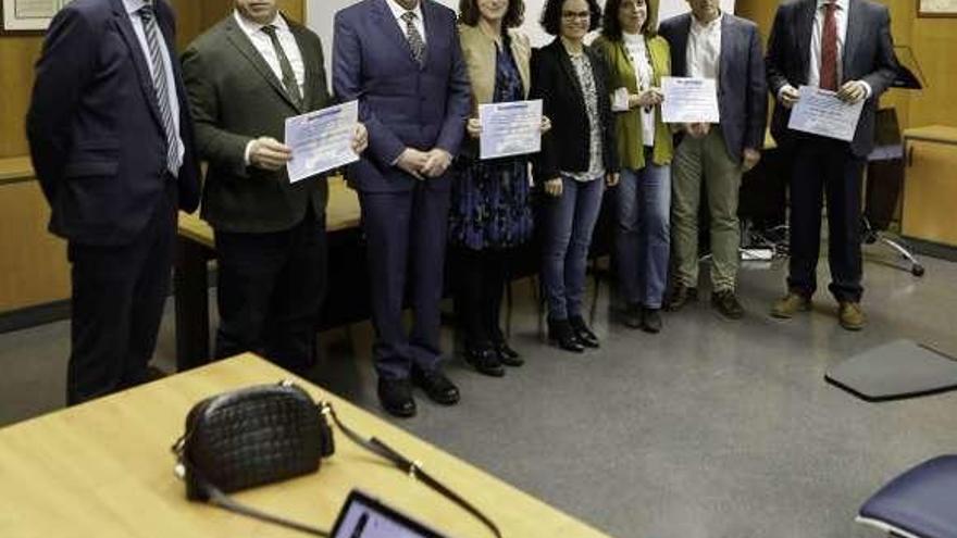 Juan Vicente Piñera, a la izquierda, junto a los familiares de los alumnos premiados con la beca de Sacyr Fluor.