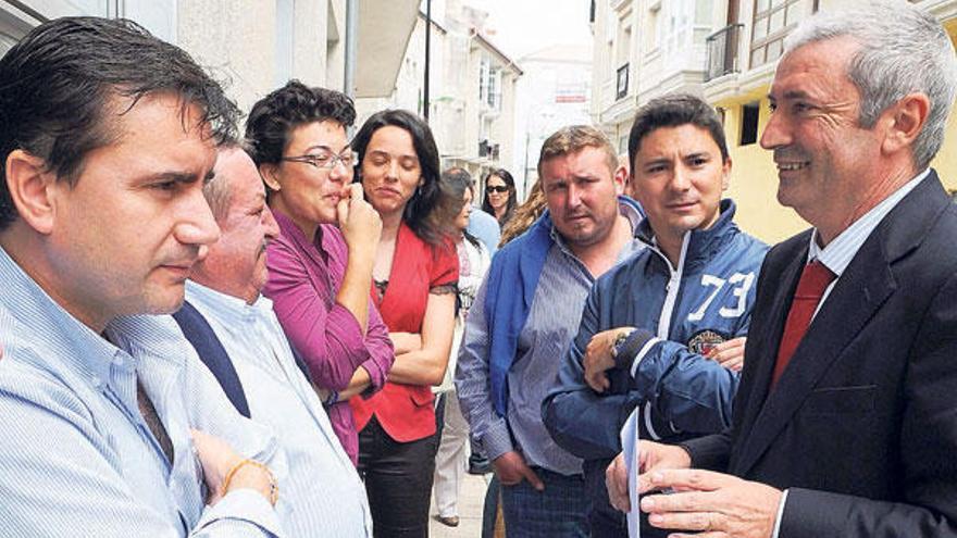 Los concejales de la comarca de O Salnés reunidos ayer en la Junta Electoral de Zona de Cambados.  // Iñaki Abella