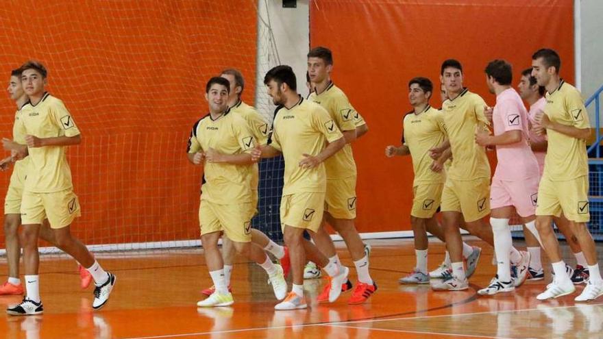 Los jugadores realizan carrera continua en el pabellón Ángel Nieto.