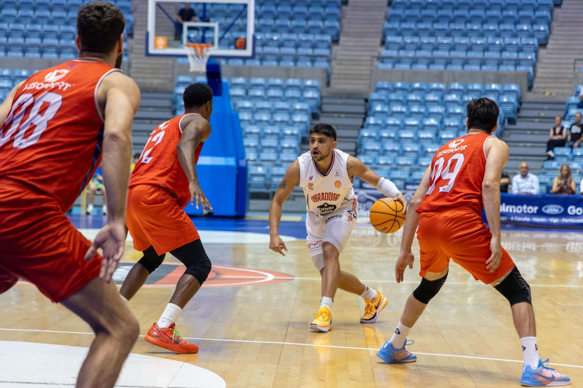 El Obradoiro se lleva su torneo con sangre, sudor y lágrimas