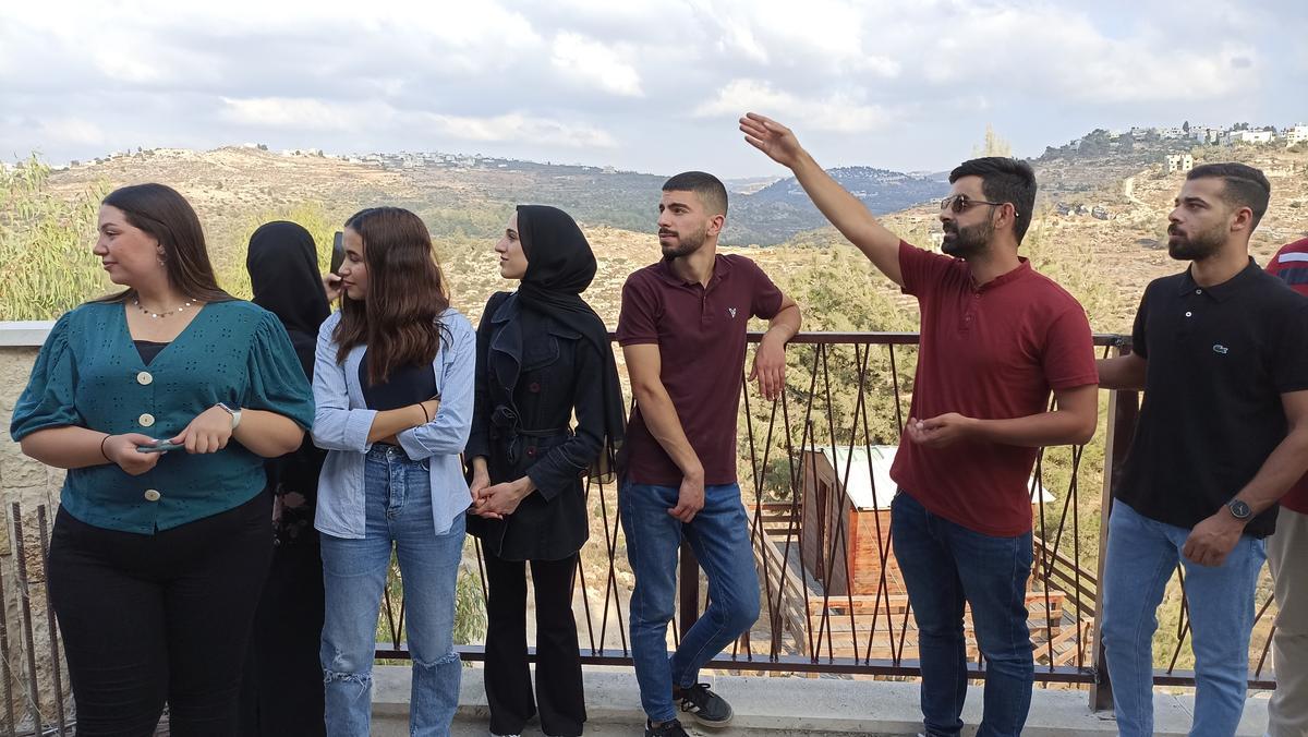 Ramala (Cisjordania, Palestina), 19 de septiembre de 2022.- Un grupo de jóvenes  palestinos observa un puesto de avanzada israelí desde el que, dicen, les atacan.