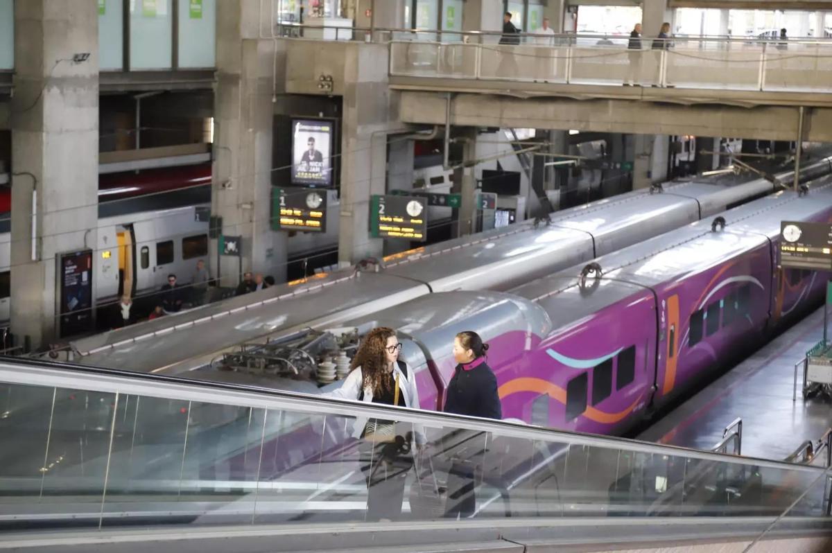 Viajeros en la estación de trenes de Córdoba.