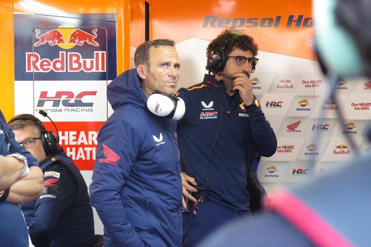 Alberto Puig, Team Manager de Repsol Honda, junto a Santi Hernández, ingeniero de Marc Márquez.