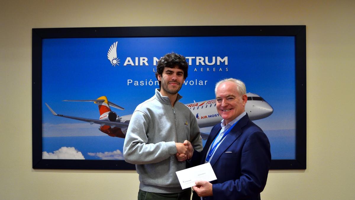 Joan Palací Miralles recibe el premio de manos del director de Comunicación de Air Nostrum, Antonio de No