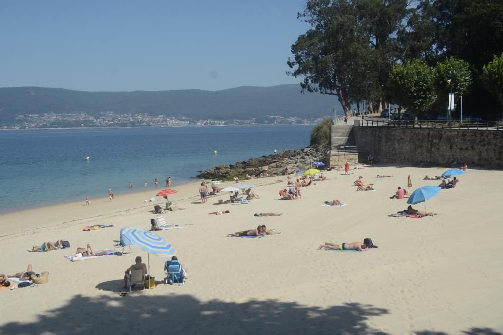 Semáforo en verde para entrar en la playa en Marín