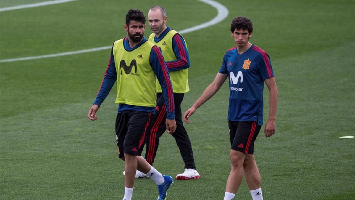 Vallejo, junto a Costa e Iniesta, en la imagen