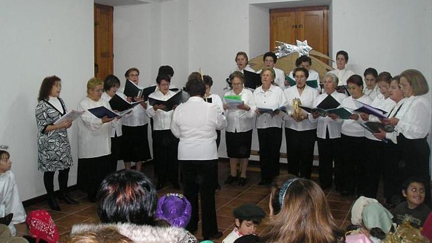 El coro de Sanzoles en un recital de Villancicos celebrado en el mismo pueblo.